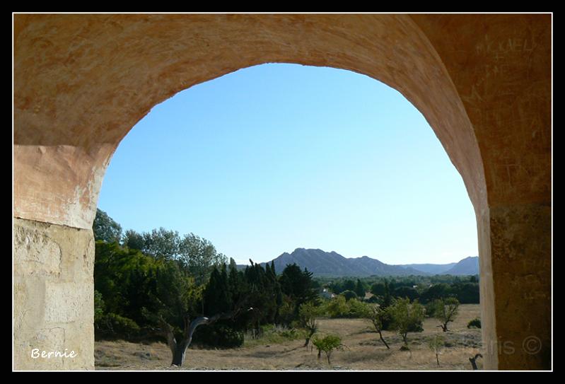 Chapelle 3.jpg - Vue sur les Alpilles